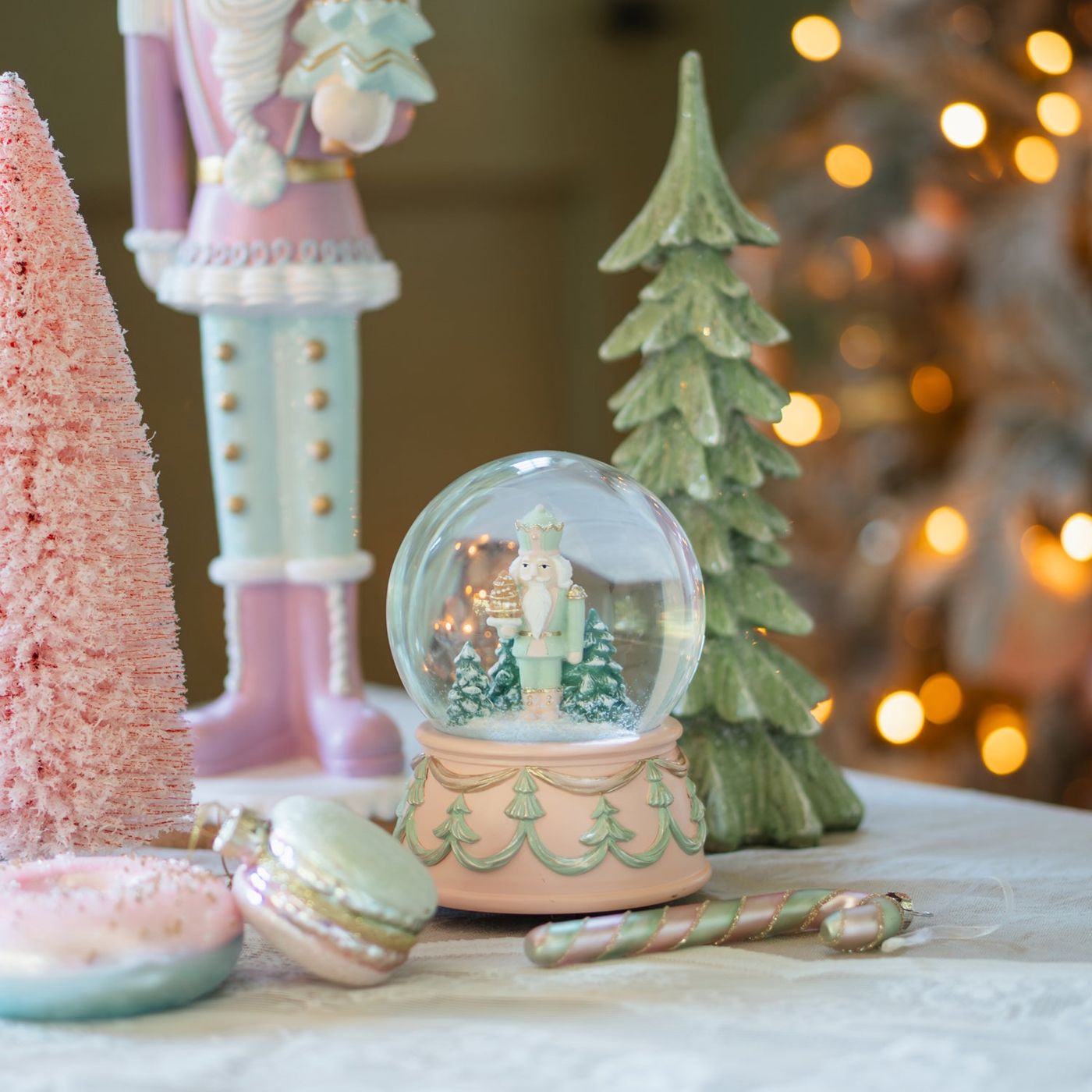 Colourful set with Nutcrackers, snow globe and mini tree