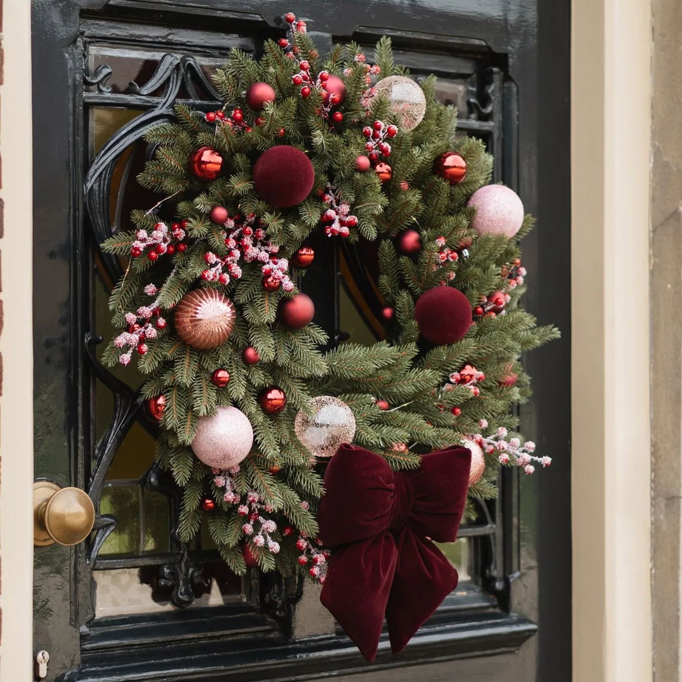 Complete wreath set with lights in red and pink