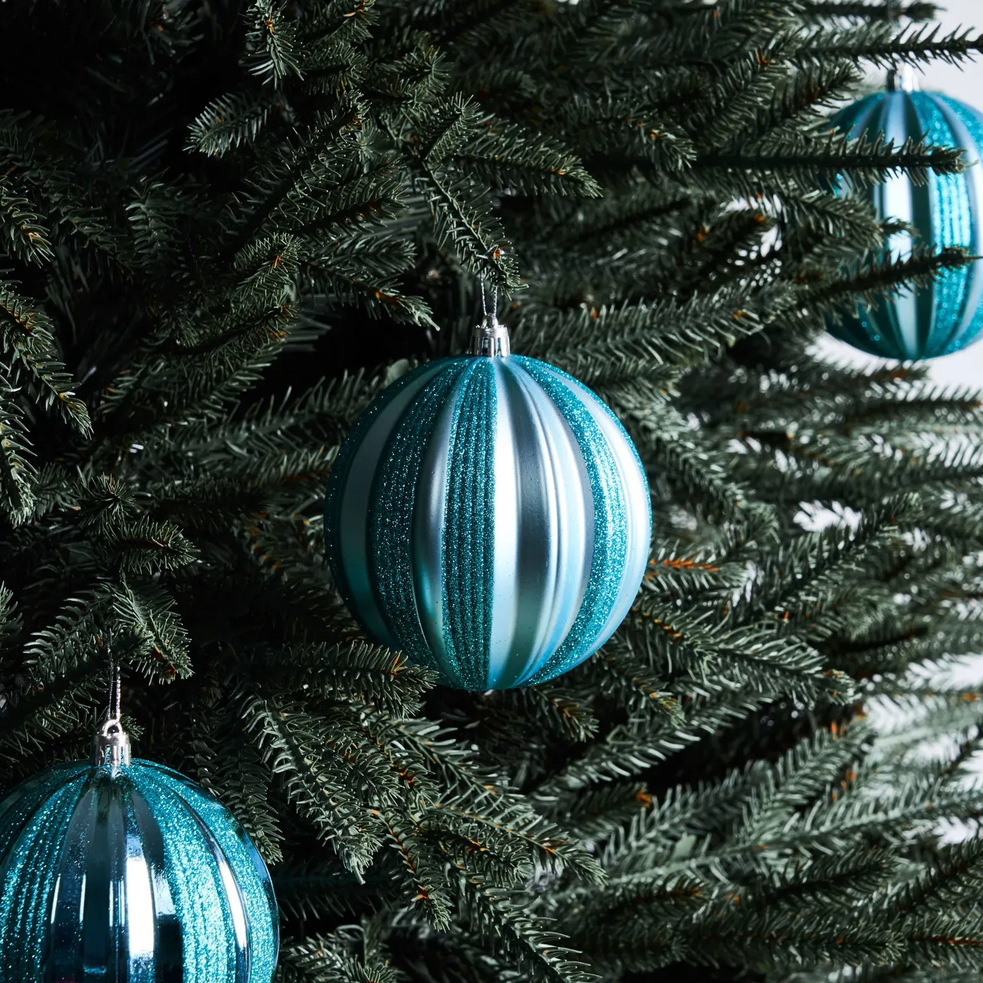 Cosmo – Blue Christmas Baubles by Masons