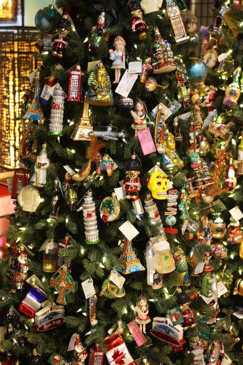 Create a Theme Christmas Tree to Celebrate Your Family