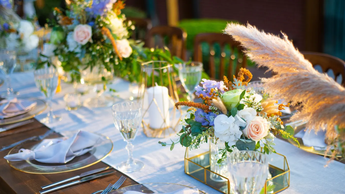 Create An Elegant Dining Table Centerpiece With These Flower Vases