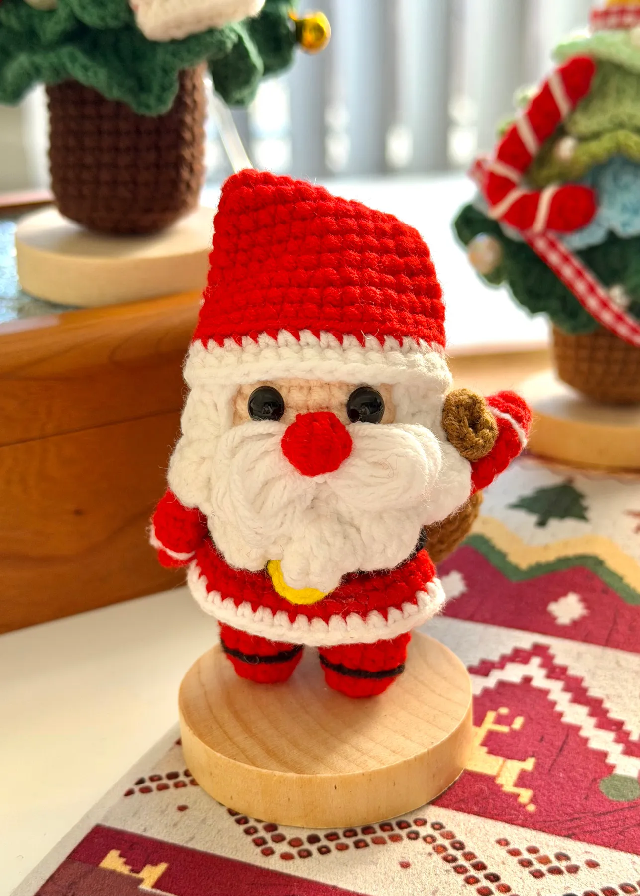 Crochet Santa & Christmas Tree – Handmade Christmas Decor, Amigurumi Holiday Ornament, Desk Decor with Wooden Base – Pit a Pat