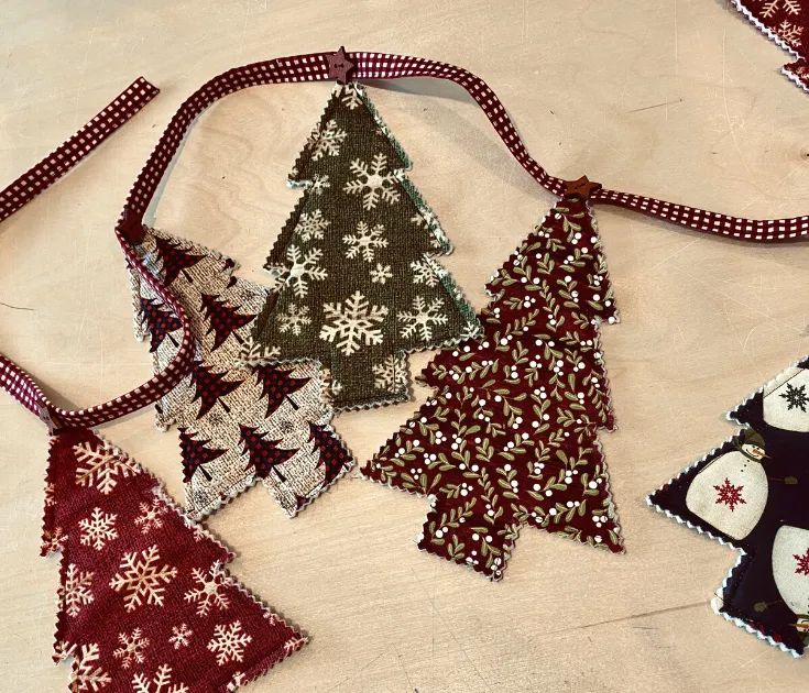 Deb's Days: Learn How to Make Fabric Christmas Tree Bunting - Cute Quick and Easy Holiday Garland Project Idea