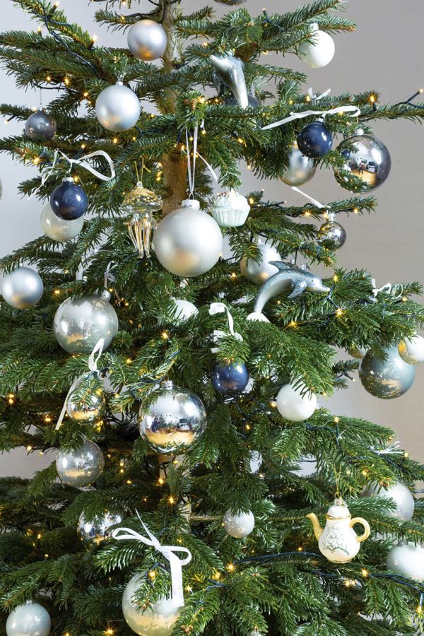 Decorated Christmas tree Silver : pure convenience - URBANBLOOM
