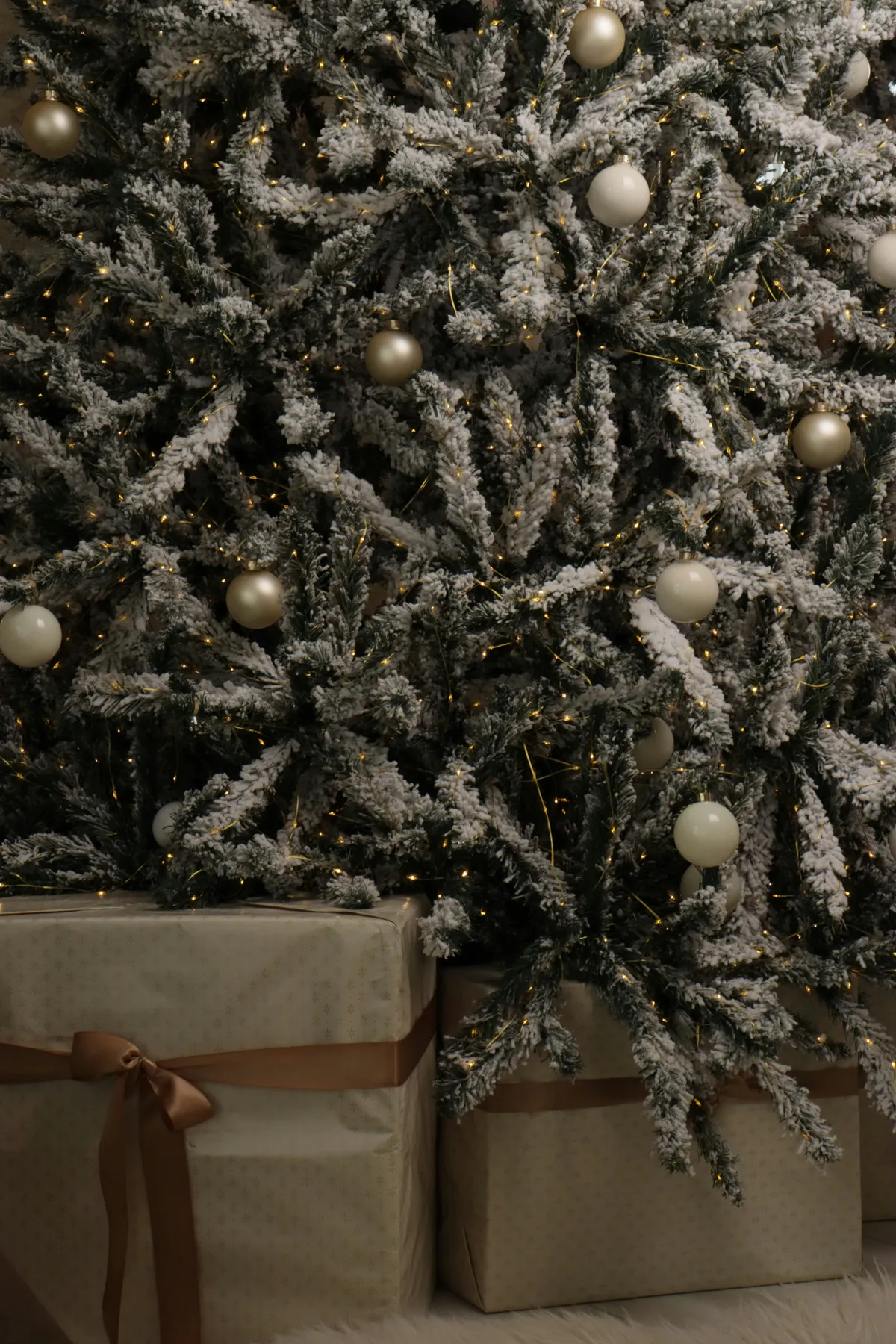 Decorated christmas tree with wrapped gifts below