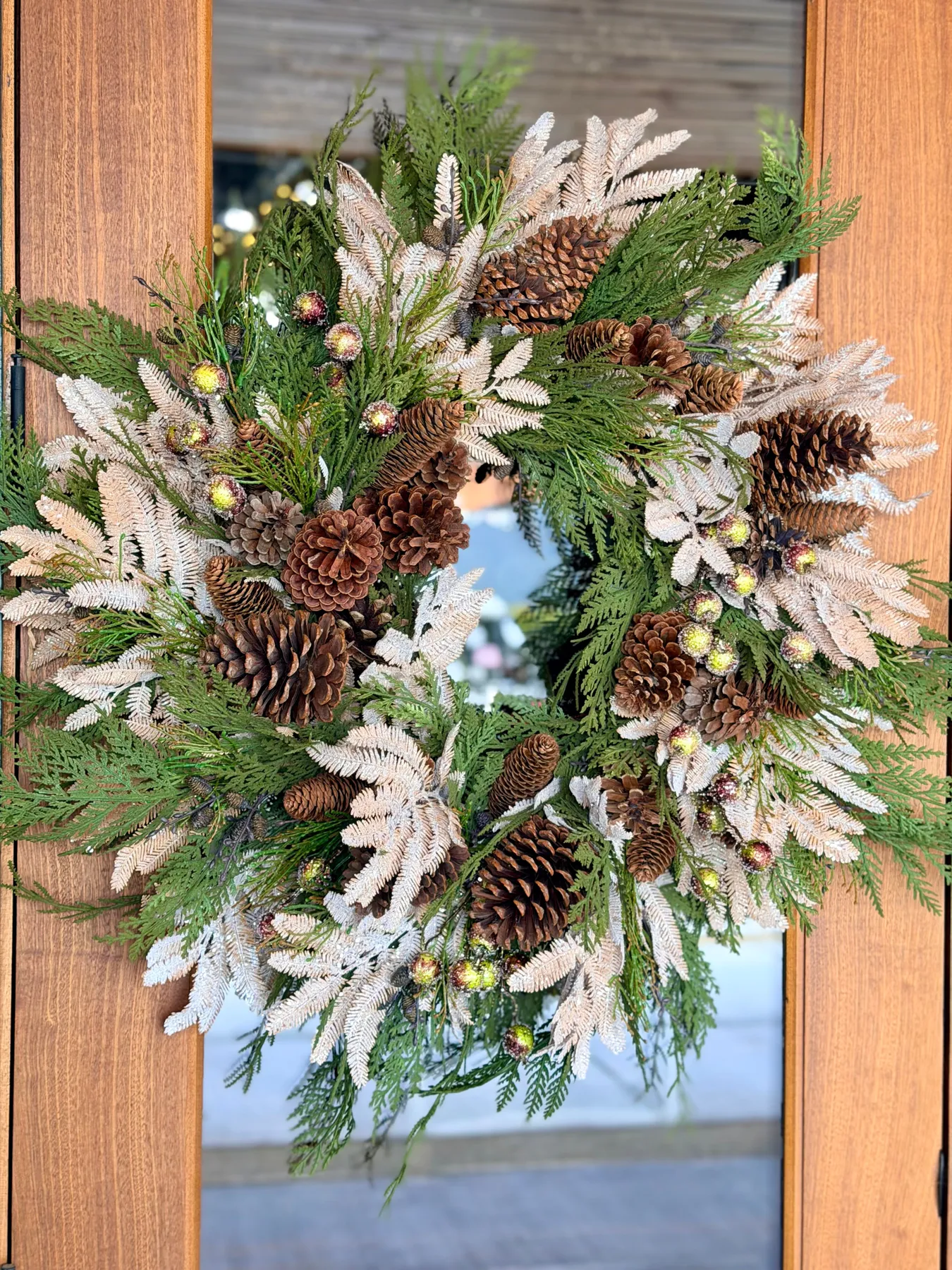 Deluxe Champagne & Pinecone Wreath – Hoskins In The Flat Clinton