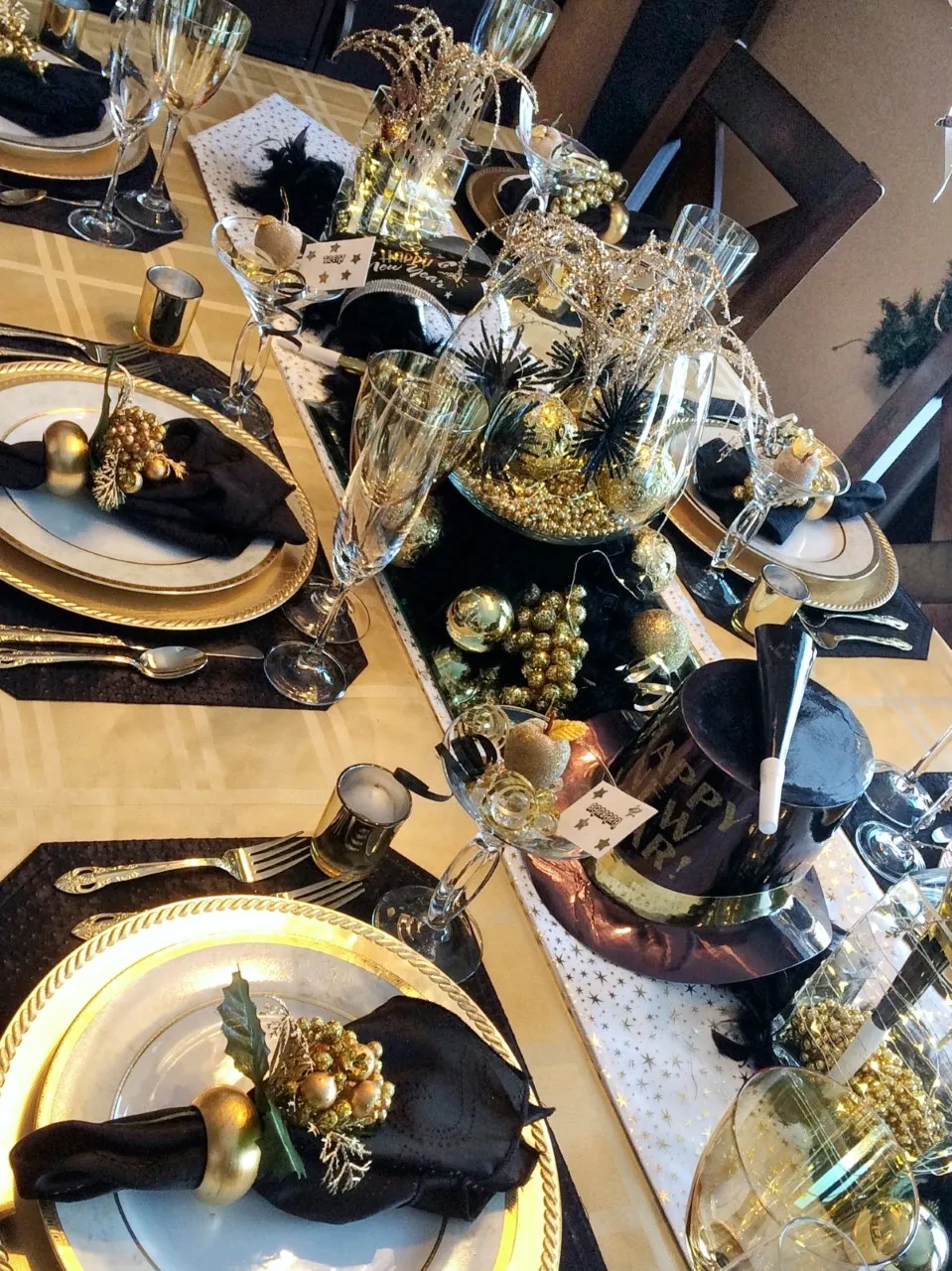 Dining Delight: New Year's Eve Gold & Black Tablescape