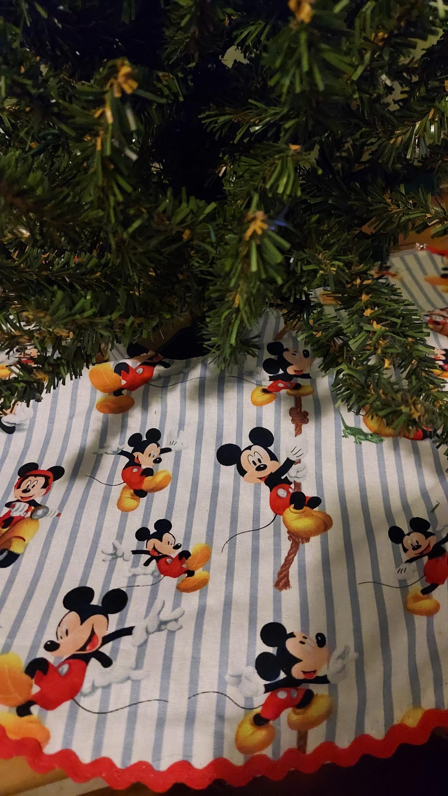 Disney Parks Mickey & Friends Christmas Tree Skirt Minnie Donald Disney  Store Mickey and Minnie Mouse
