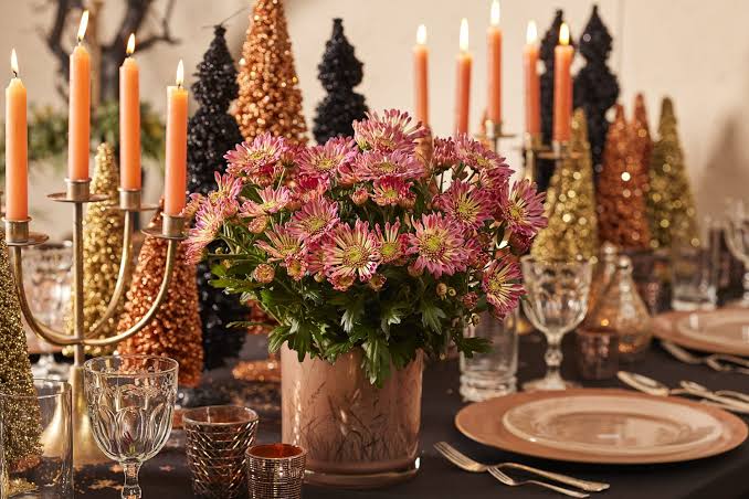 DIY: elevate your Christmas table with pot chrysanthemums - Royal Van Zanten