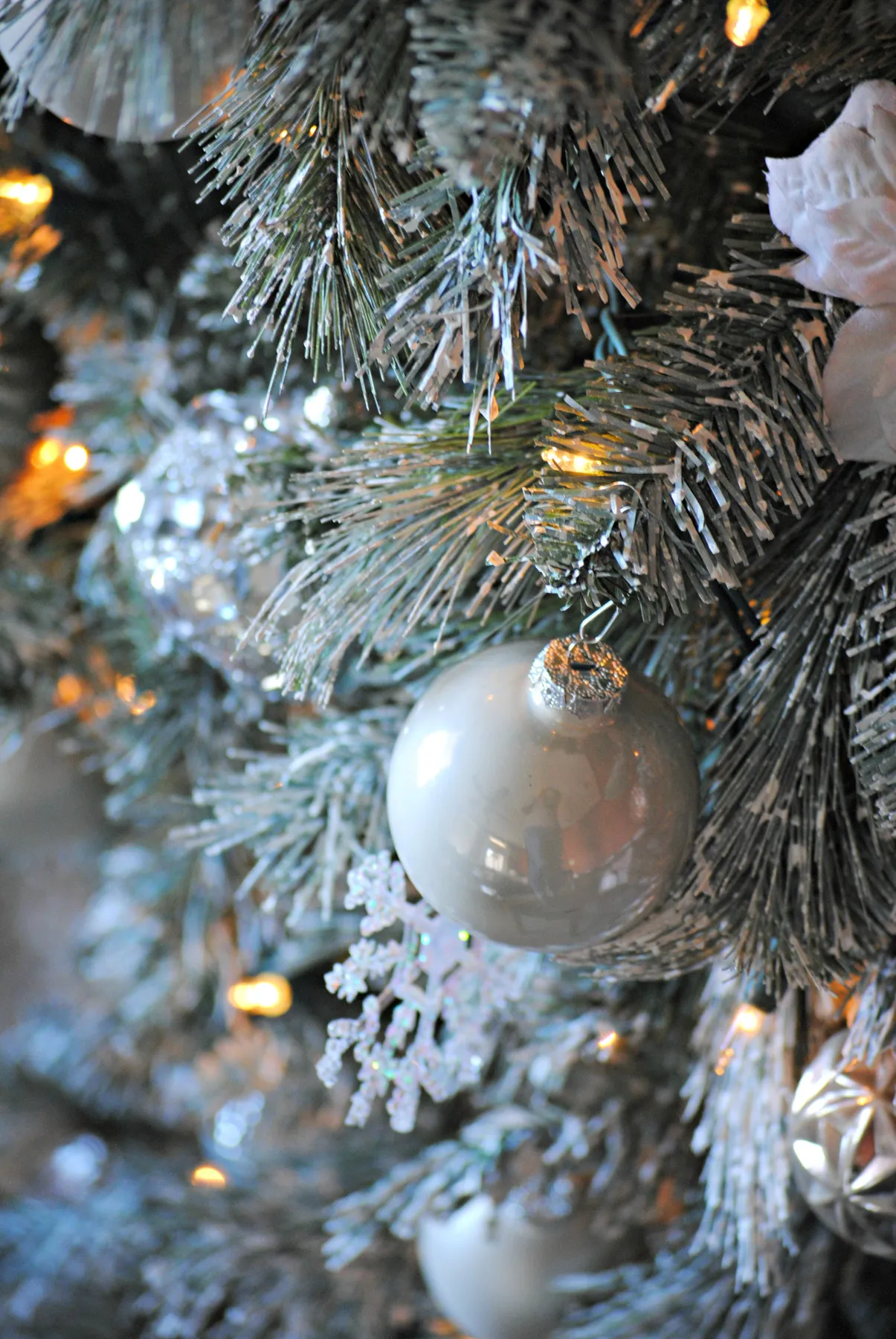 DIY: Flocked Christmas Tree |