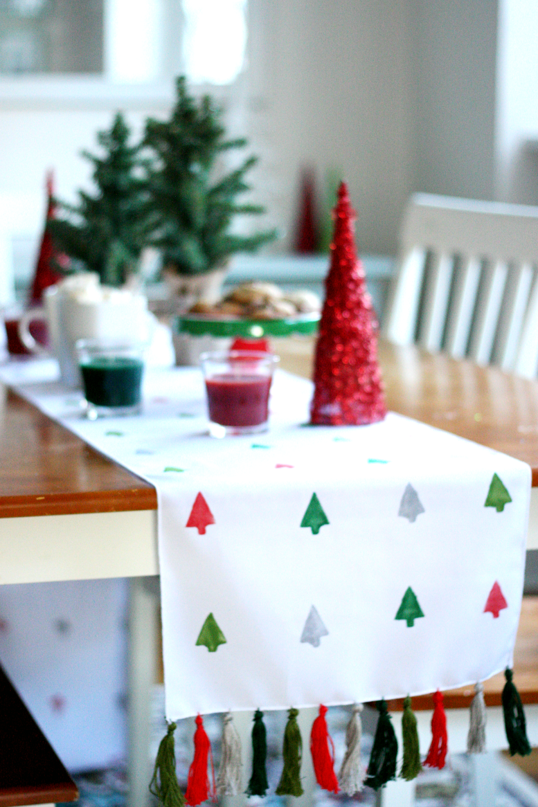 DIY Holiday Table Runner | The Pretty Life Girls