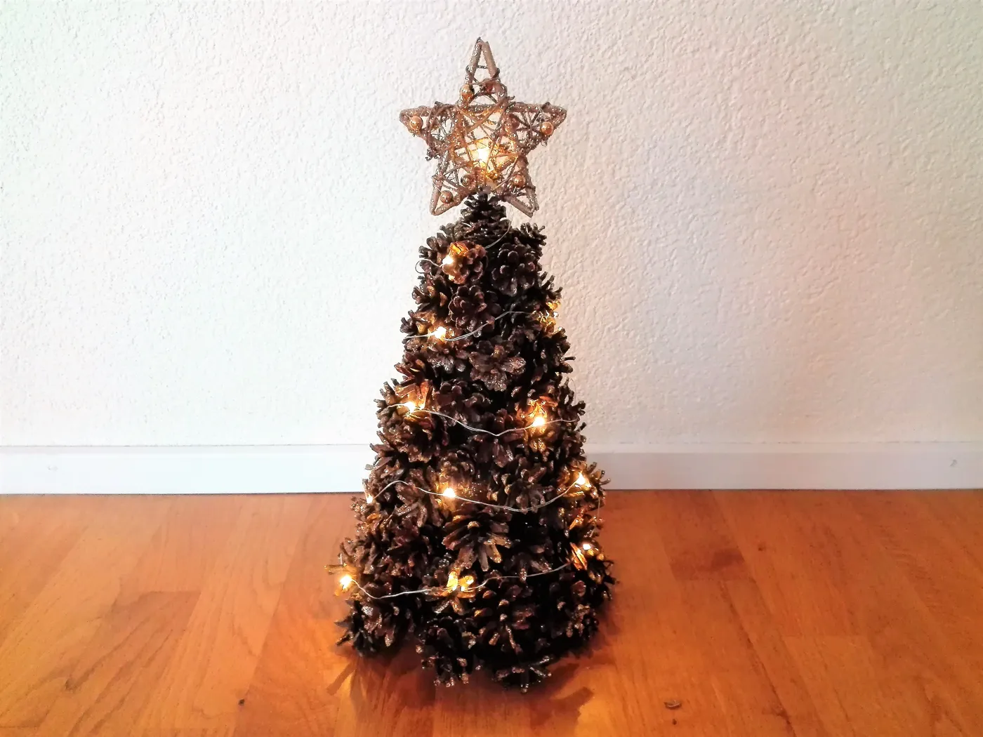 DIY: Lighted pinecone Christmas tree - DIY by Hanka
