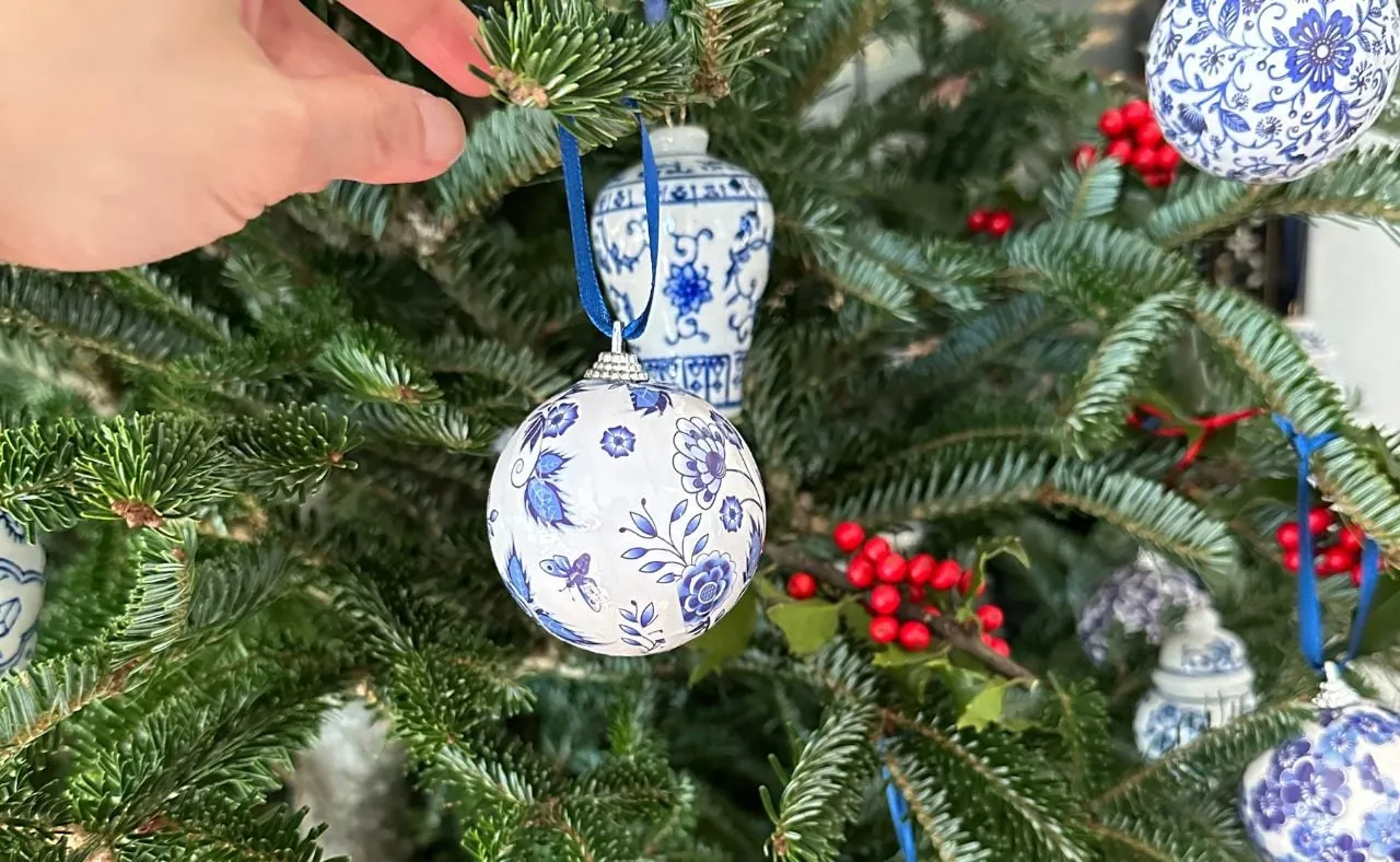 Easy Red and Blue Chinoiserie Christmas Tree Decor - Suburbs 101