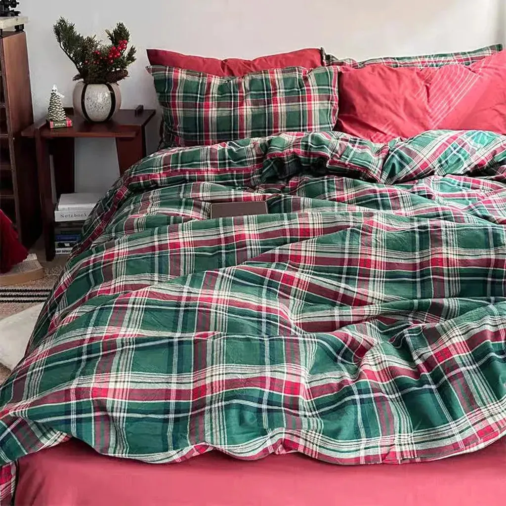 Festive Green and Red Plaid Bedding Set, Full/Queen