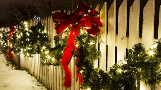 Festive Ways to Decorate Your Fence for the Holidays