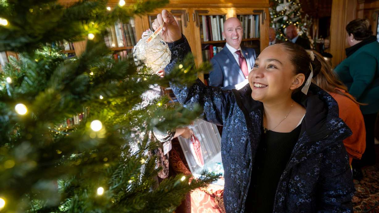 Governor's Mansion continues legacy with students decorating one of its Christmas  trees | KSL.com