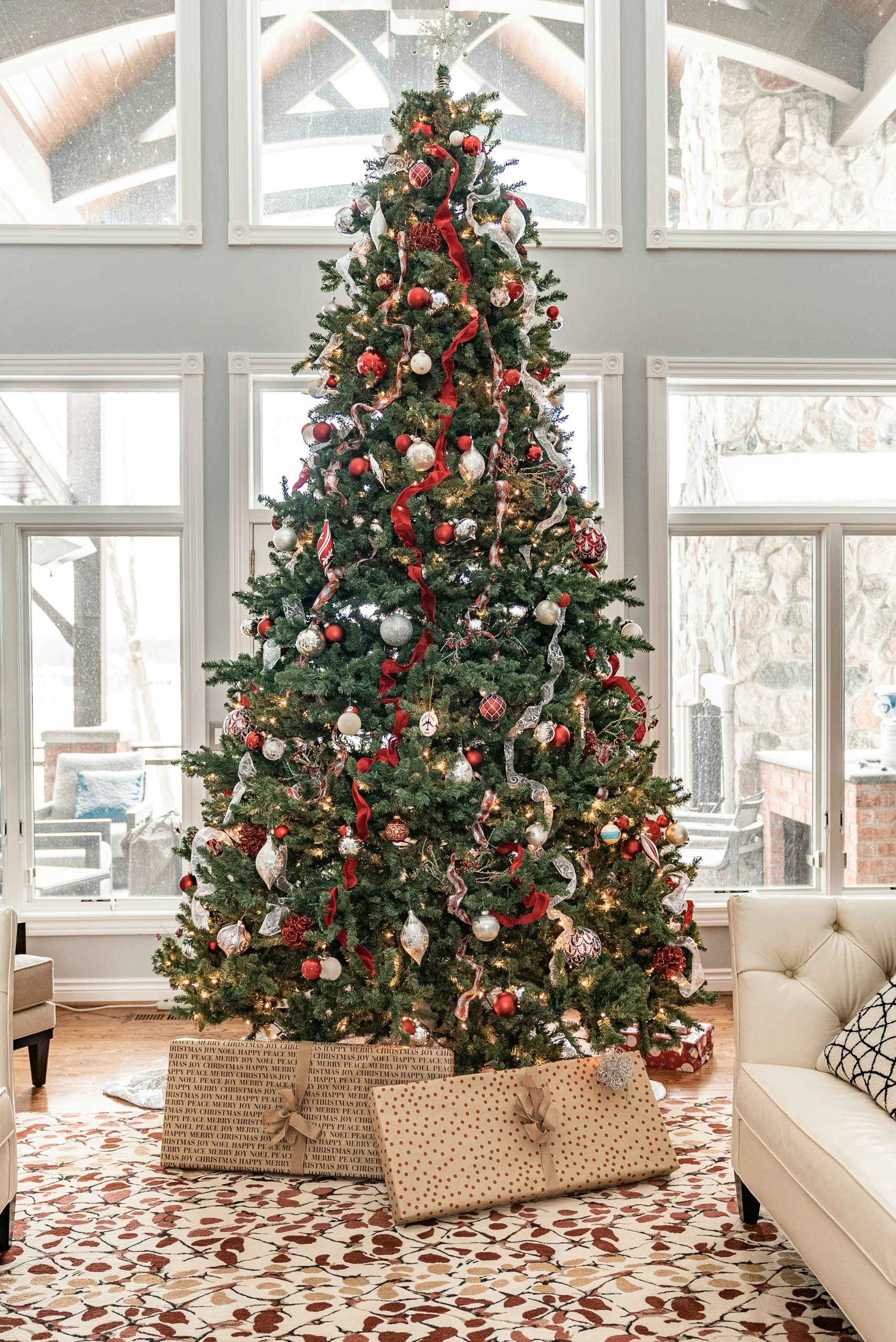 Green christmas tree with red and white baubles - Free Photo on Unsplash