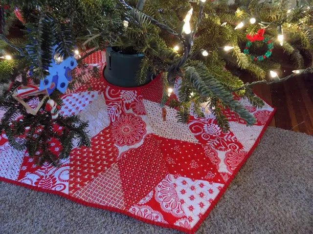 Hexagonal Christmas Tree Skirt and Dala Horse Pillow Covers | Leila  Gardunia Quilt Patterns