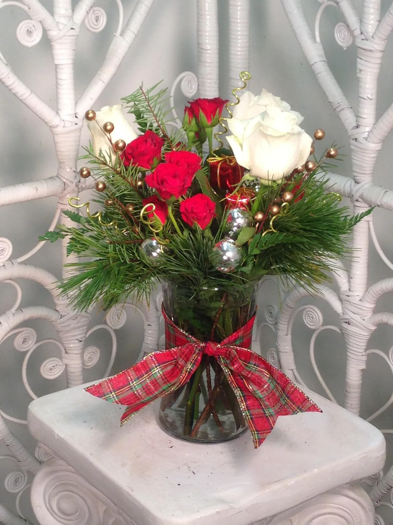 Holiday Cheer with Roses in Arlington Heights, IL | Arlington Heights Florist