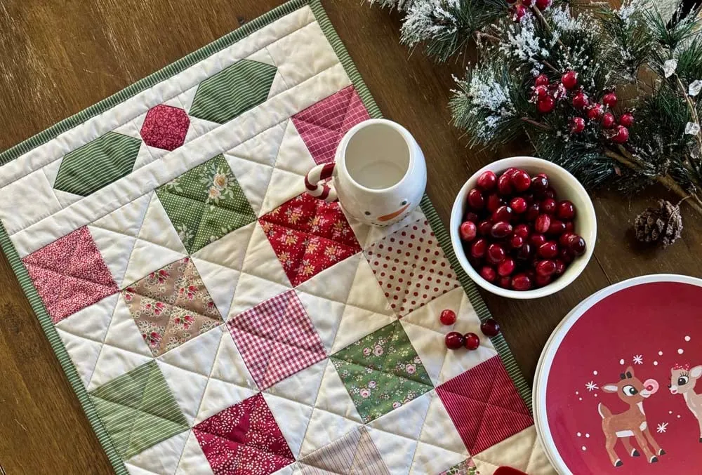 Hollyday Table Runner tutorial - The Crafty Quilter