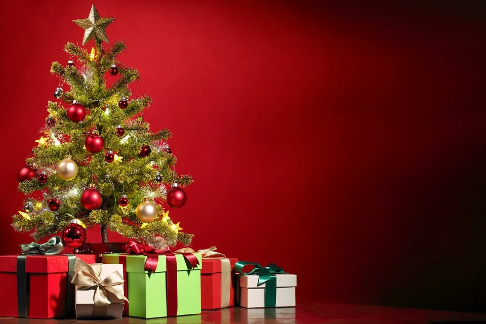 How to decorate a Christmas tree in 2026: trends and colors