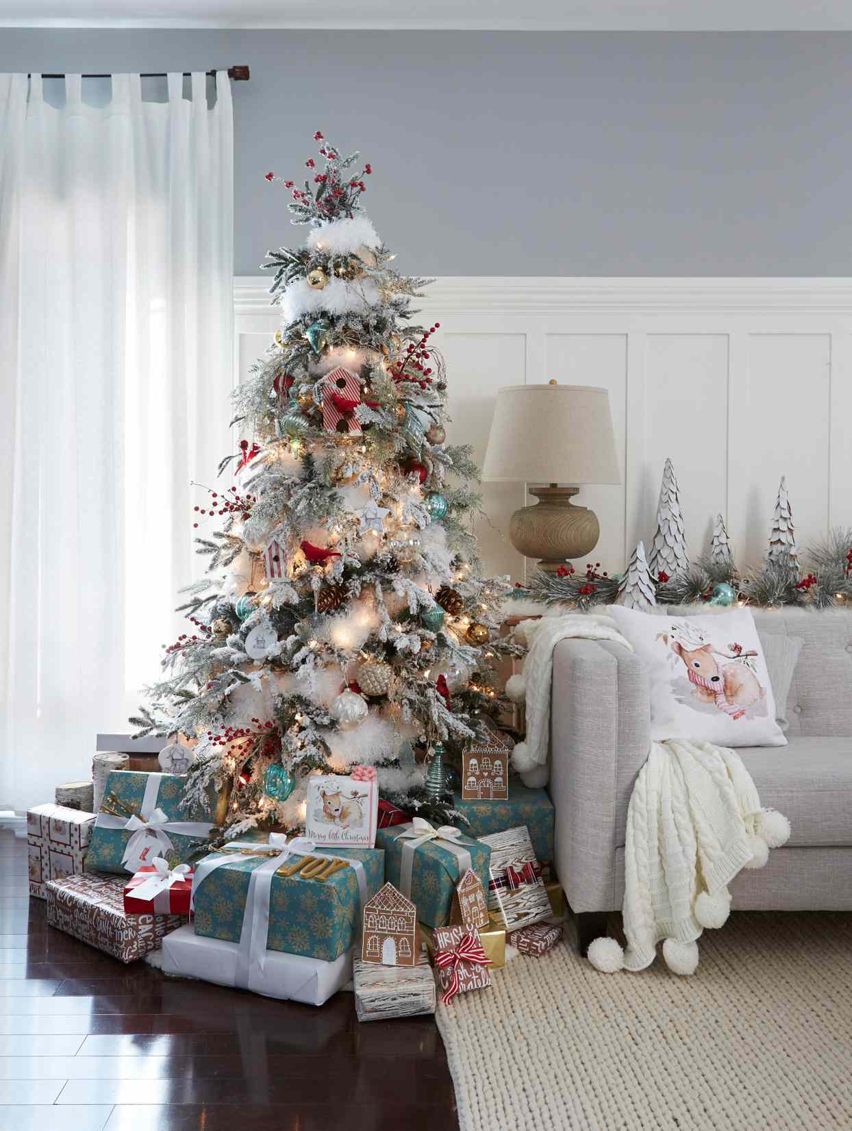 How to Decorate a Flocked Christmas Tree