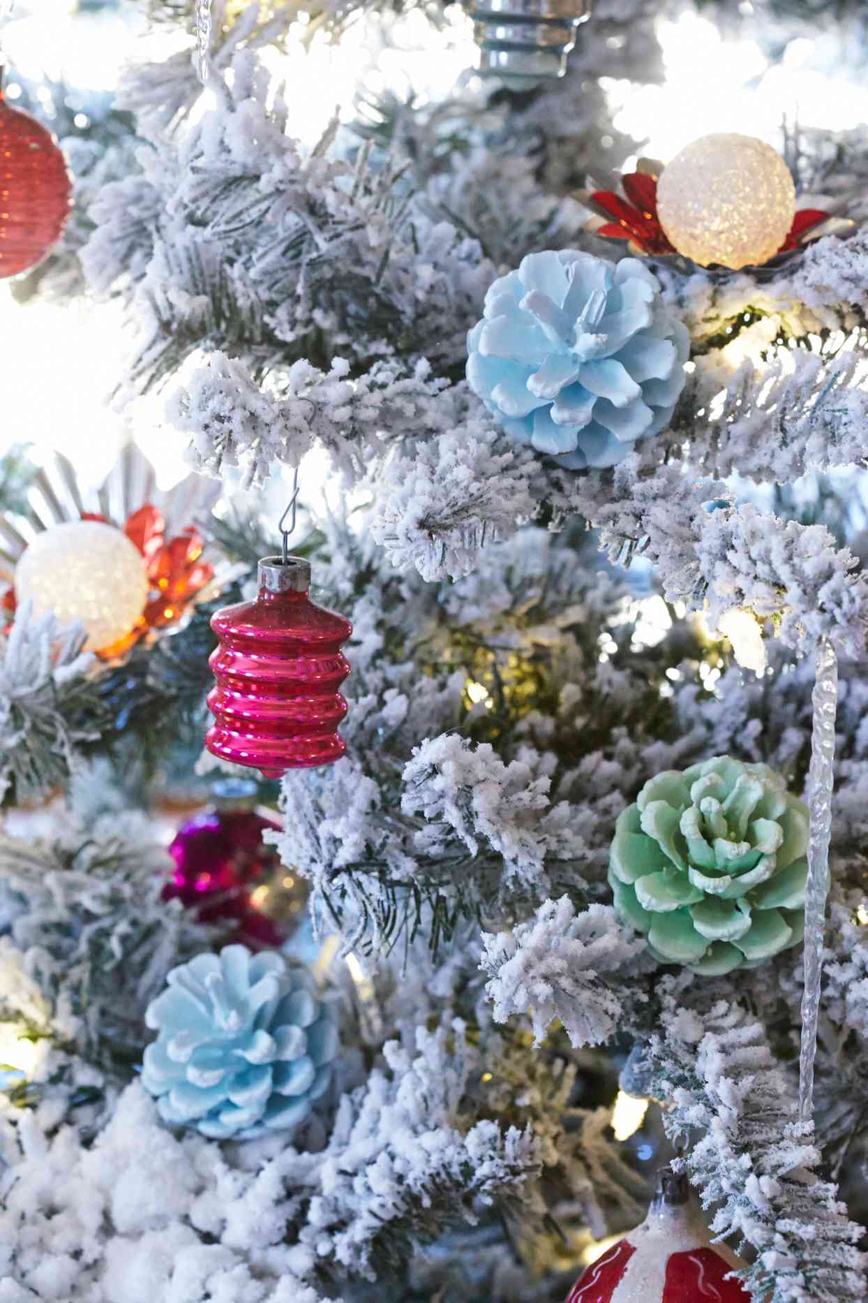 How to Decorate a Flocked Christmas Tree