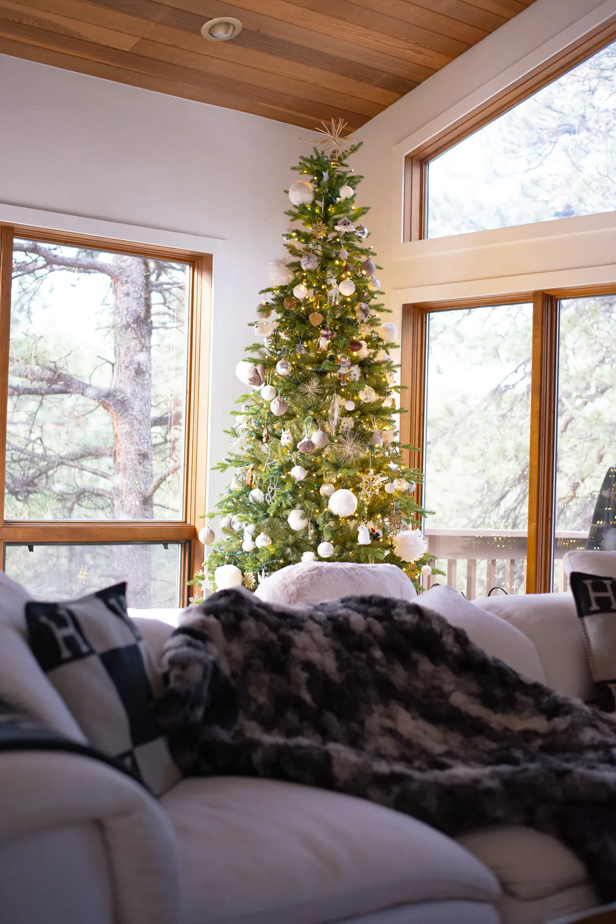 How to Decorate a Neutral Christmas Tree - The Every Hostess