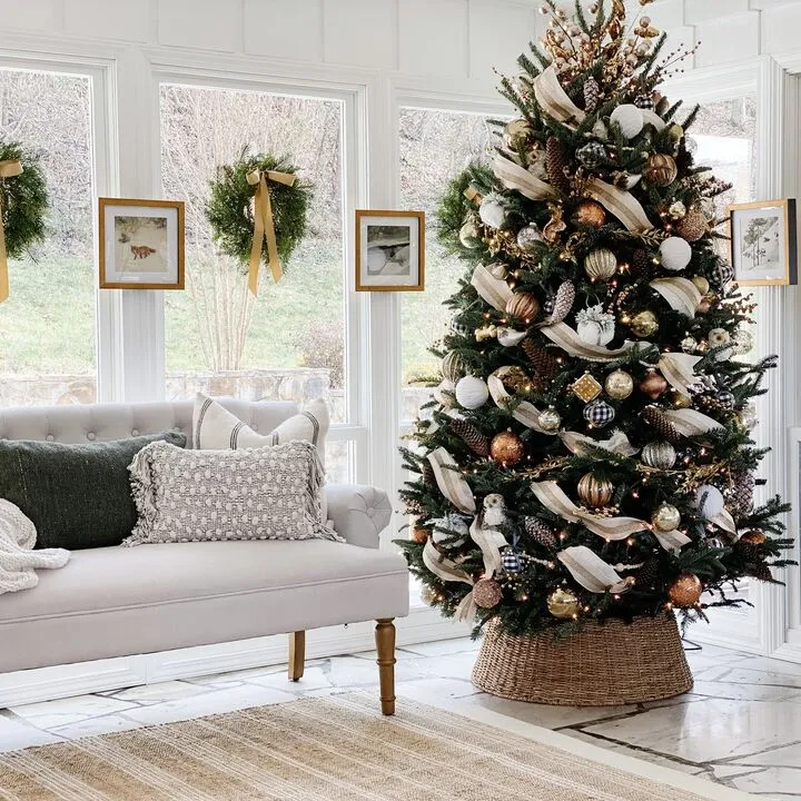 How to decorate a pine tree for Christmas simple and thrifty