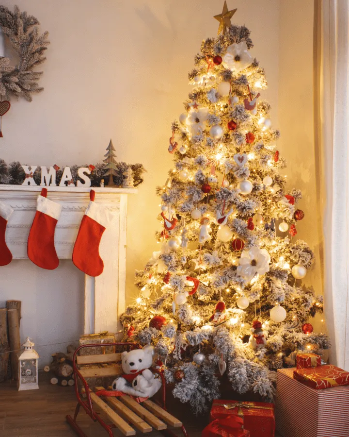 How to decorate a pine tree for Christmas simple and thrifty