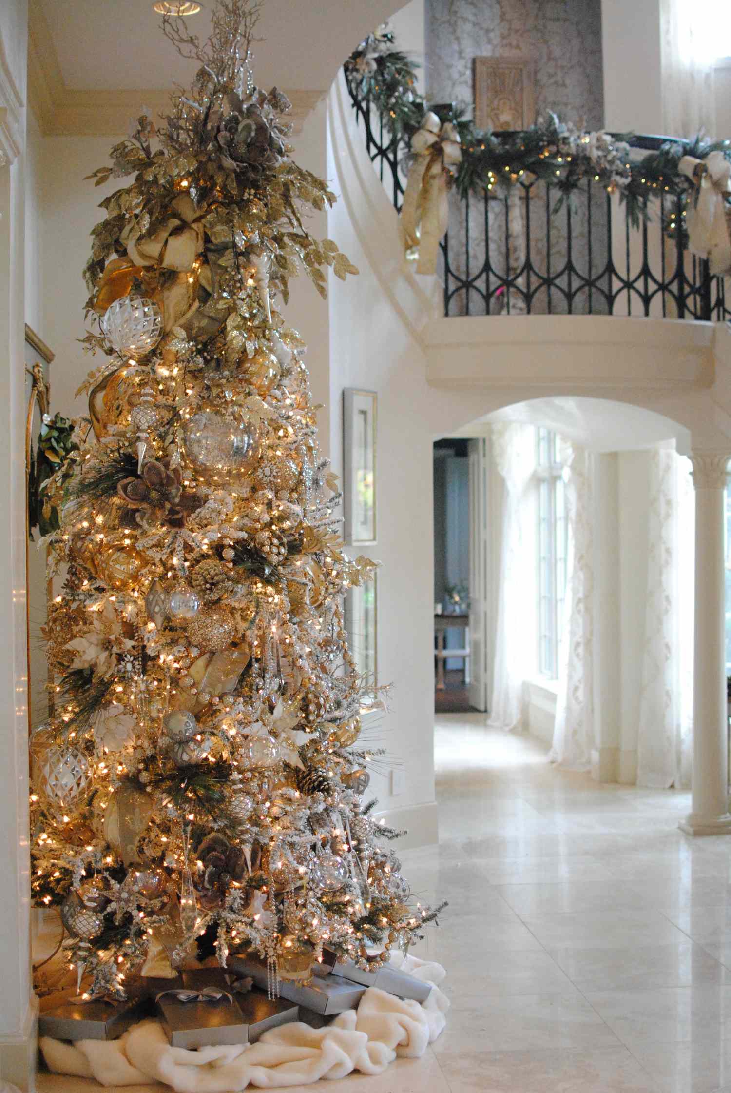 How to Decorate Your Entryway for Christmas So It Feels Instantly Festive