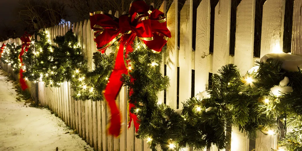 How to Decorate Your Fence for the Holidays - DFW LIGHTS