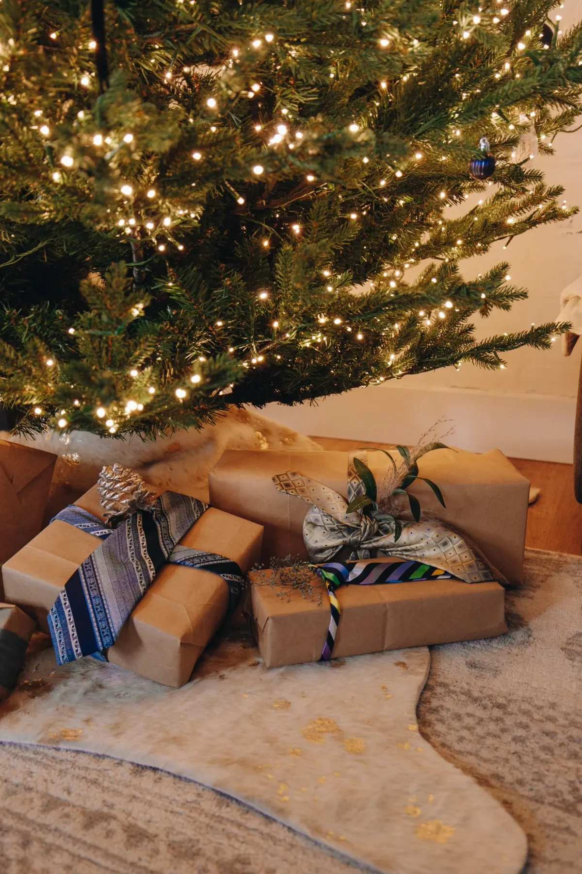 How to Help Your Christmas Tree Decor Embrace the Navy Blue Trend — Bindle  & Brass Trading Company