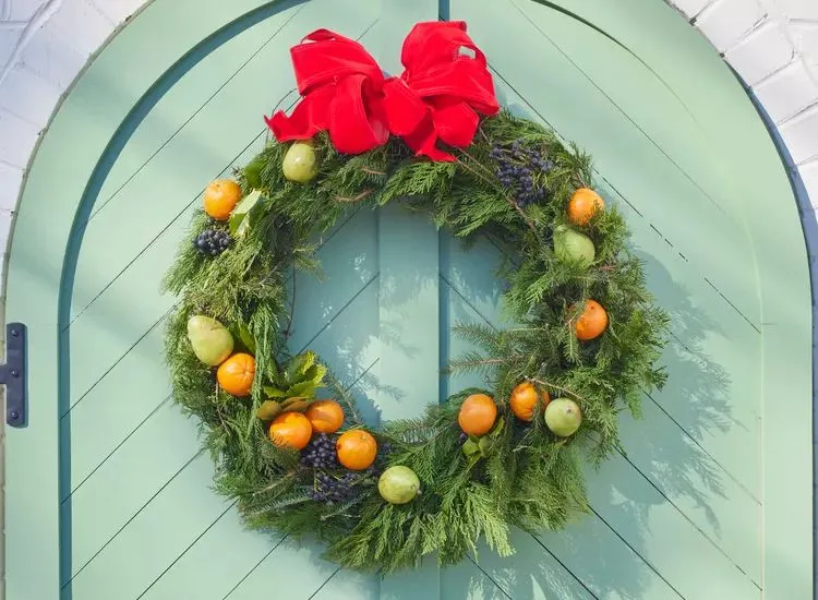 How To Keep A Live Wreath Fresh: 3 Tips