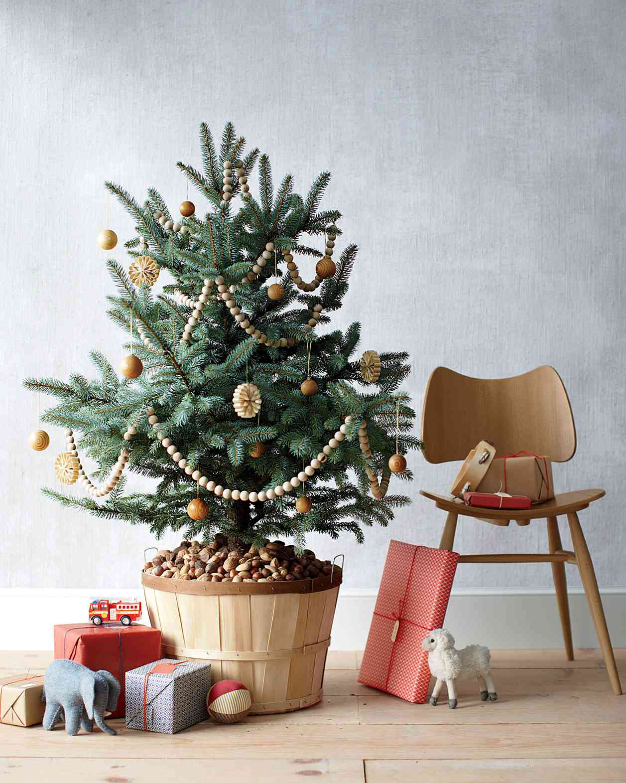 How to Keep Your Christmas Tree Fresh for the Entire Month of December