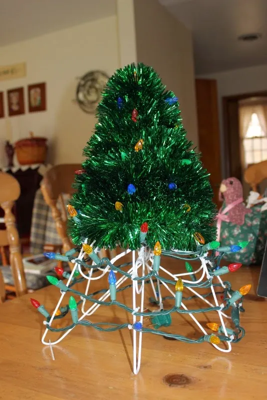 How to make an adorable recycled hanger Christmas tree – Recycled Crafts