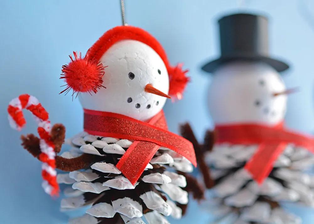 How to make Christmas decorations ornaments with pine cones?