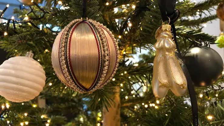 How To Style A Christmas Tree According To Interior Experts - LUXlife  Magazine