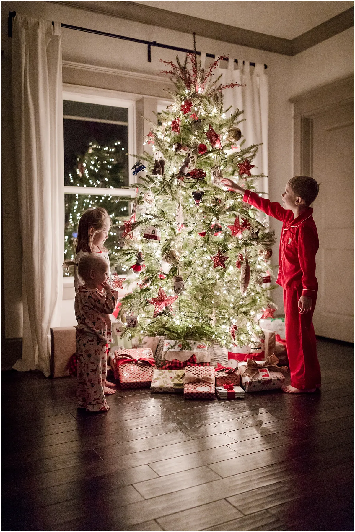 How to Take Magical Photos by the Christmas Tree - mollyhensley.com