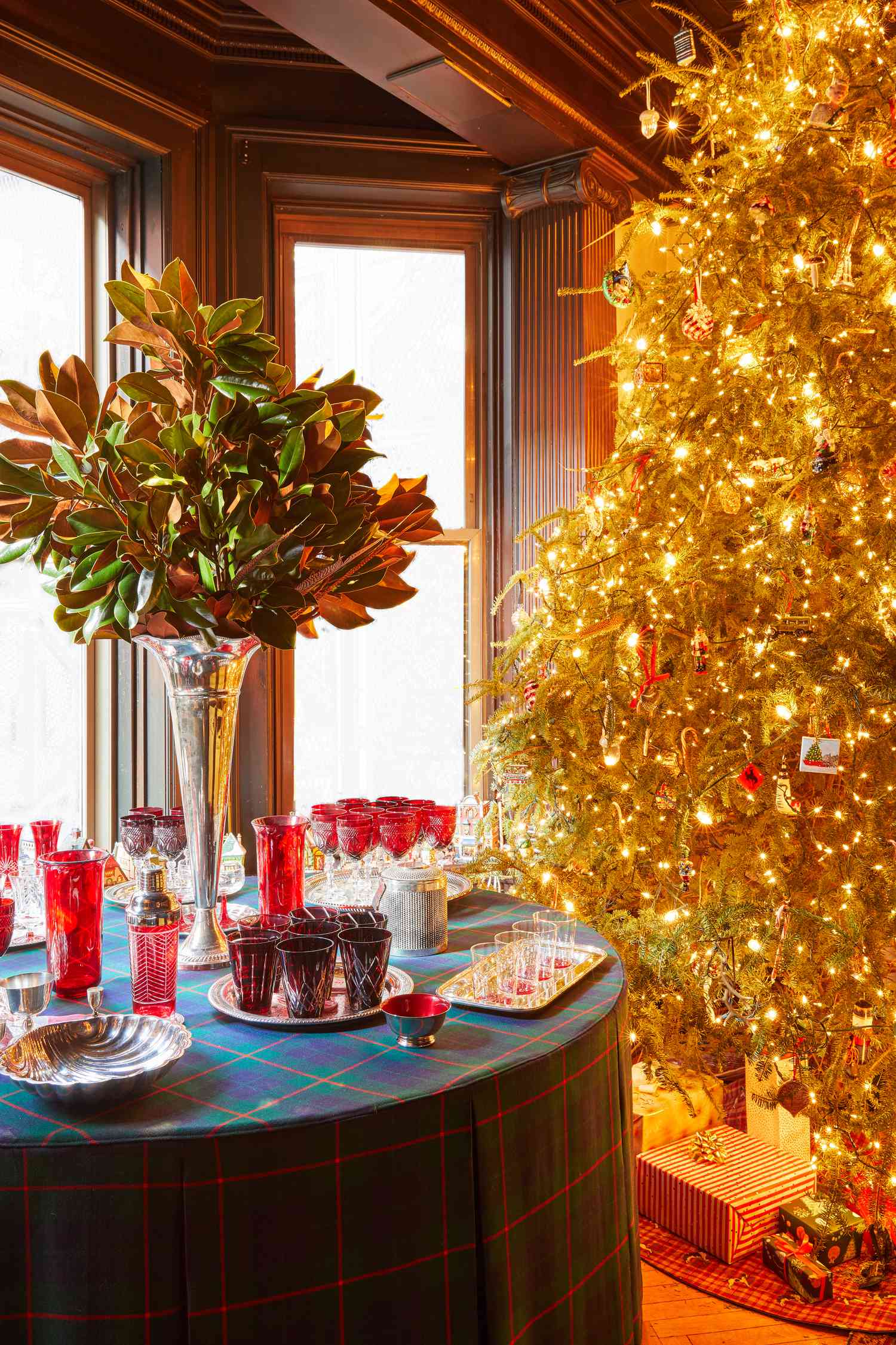 How To Use Holiday Tartan In Your Christmas Decor: 10 Ways