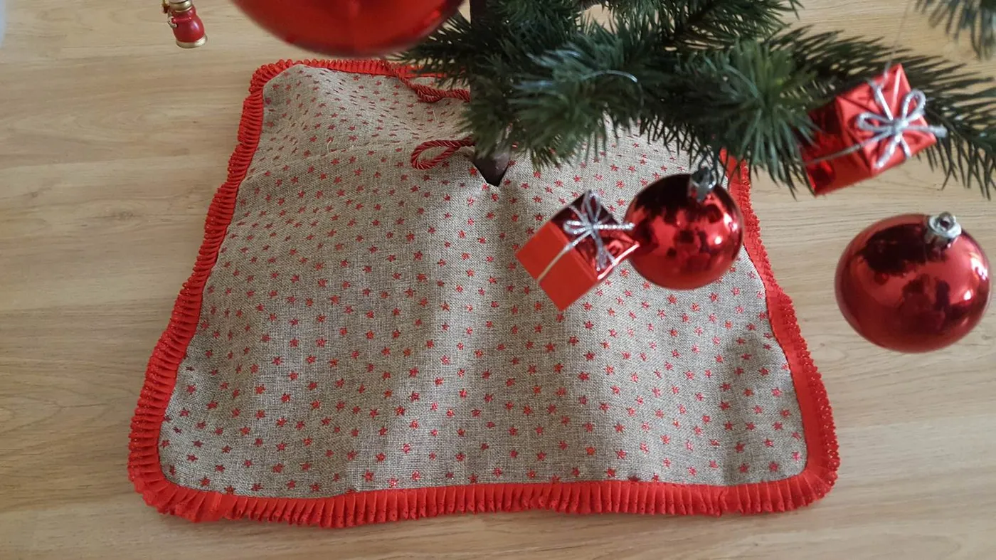 Keeping it Real: DIY Christmas tree skirt...from a table runner
