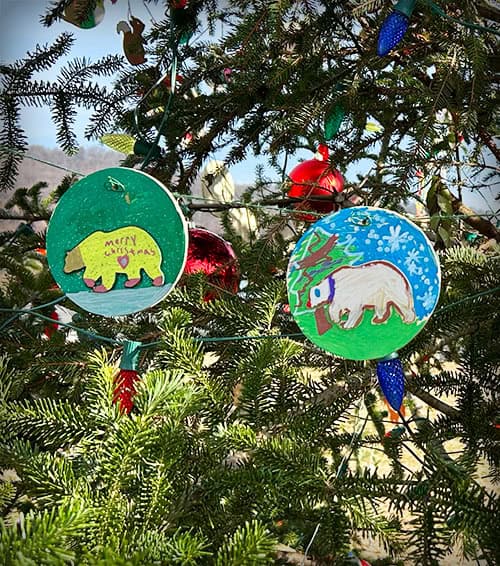 Local Kids Create Tree Decorations – Merry Sperry