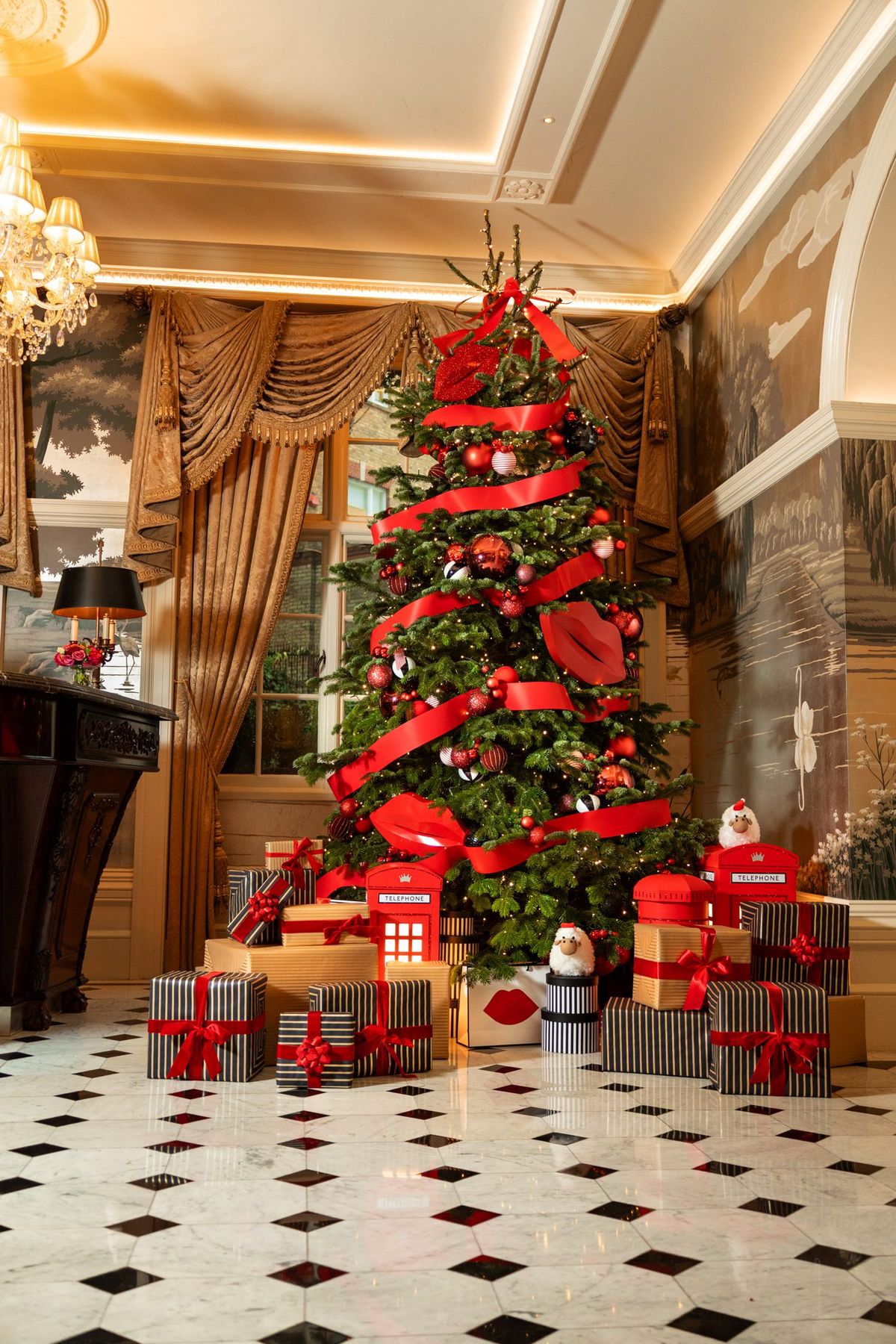 Lulu Guinness Decorates The Goring's 2025 Christmas Tree - The Glass  Magazine