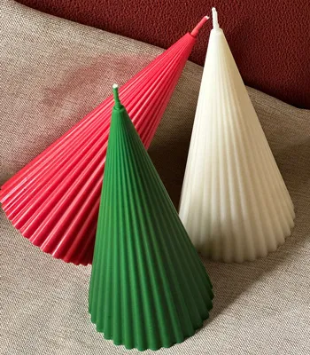 Minimalist Ribbed Christmas Tree Scented Candle – 16 cm - Perfetto Home