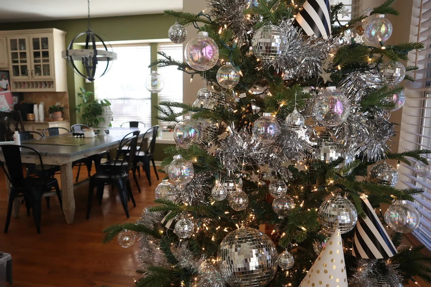 Momfessionals: NYE Tree & Touches