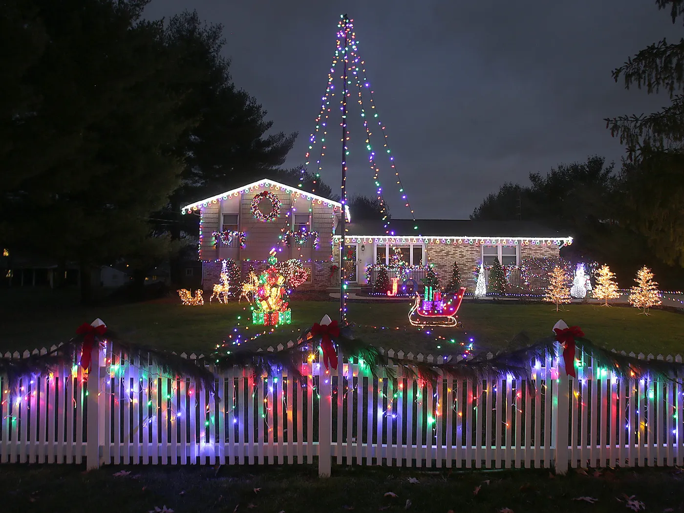 Neighbors, friends light up Jackson Township couple's Christmas display