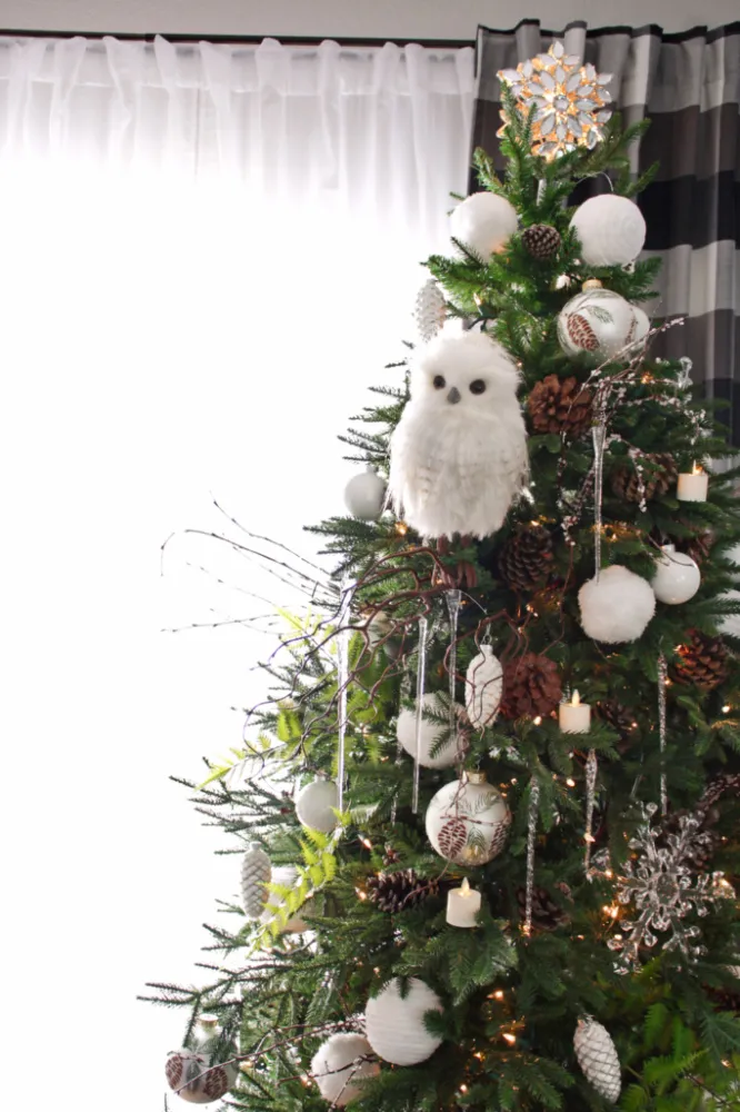 Oscar Bravo Home: An Icy Forest Christmas Tree