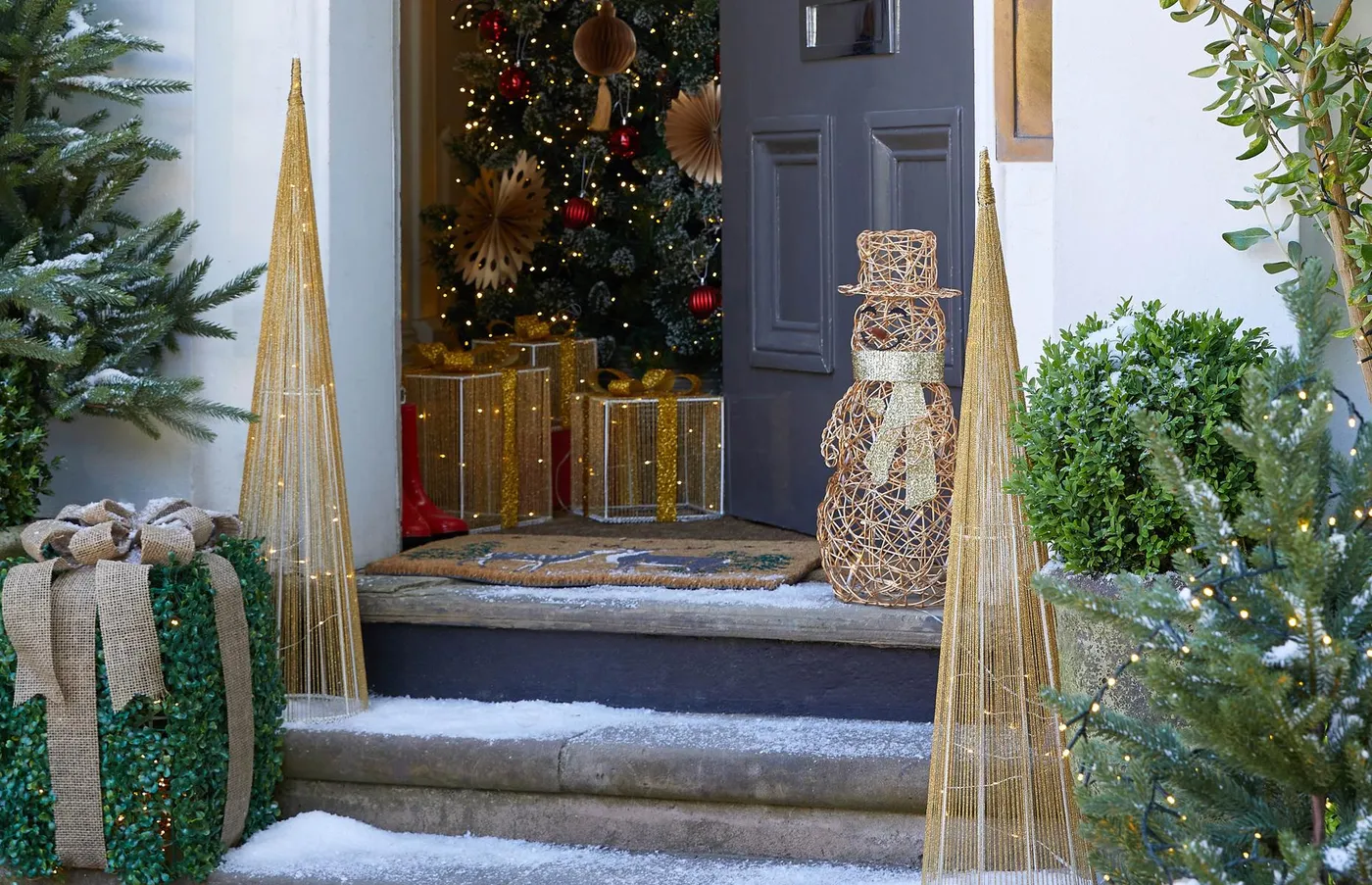 Outdoor Christmas decorating ideas | loveproperty.com