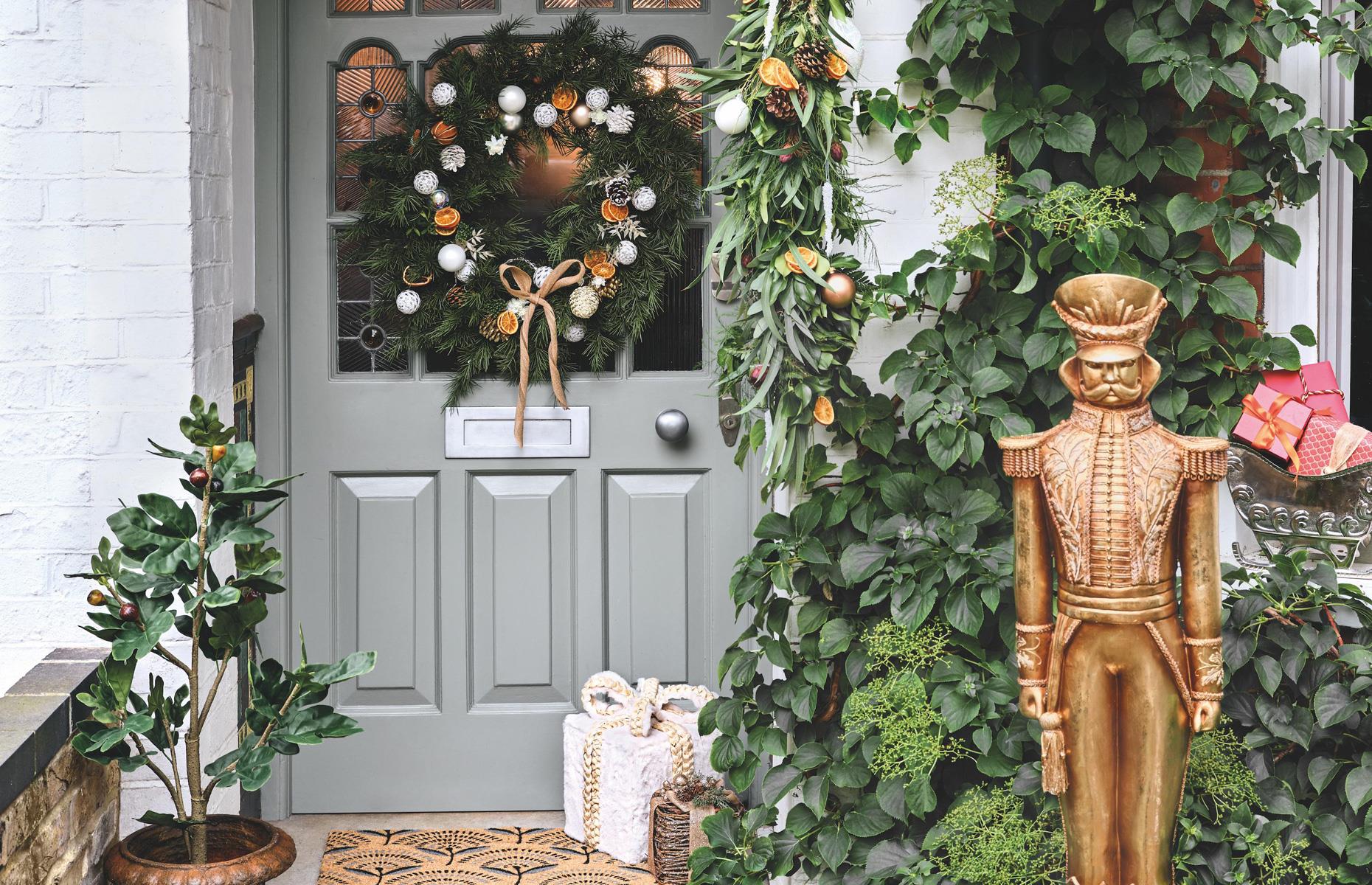 Outdoor Christmas decorating ideas | loveproperty.com