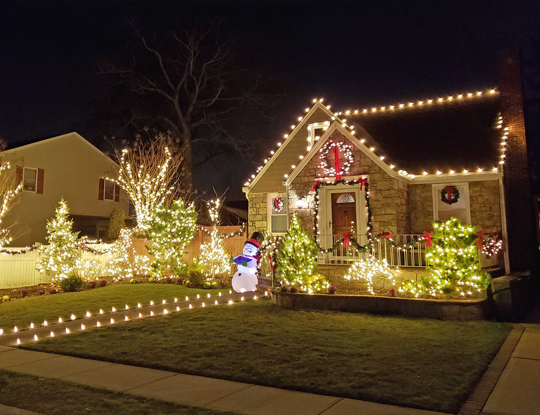 Outdoor Christmas decorations: How to deck the halls